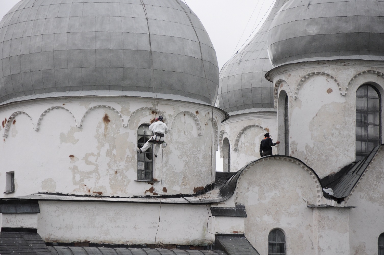 Фасады Софийского собора побелят при помощи альпинистов